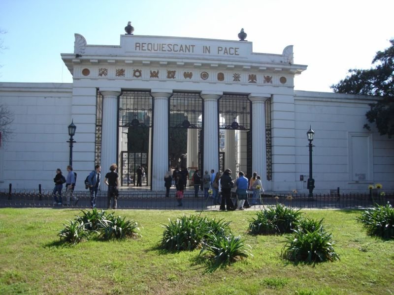 800px-buenos_aires_-_recoleta_-_entrada_cementerio