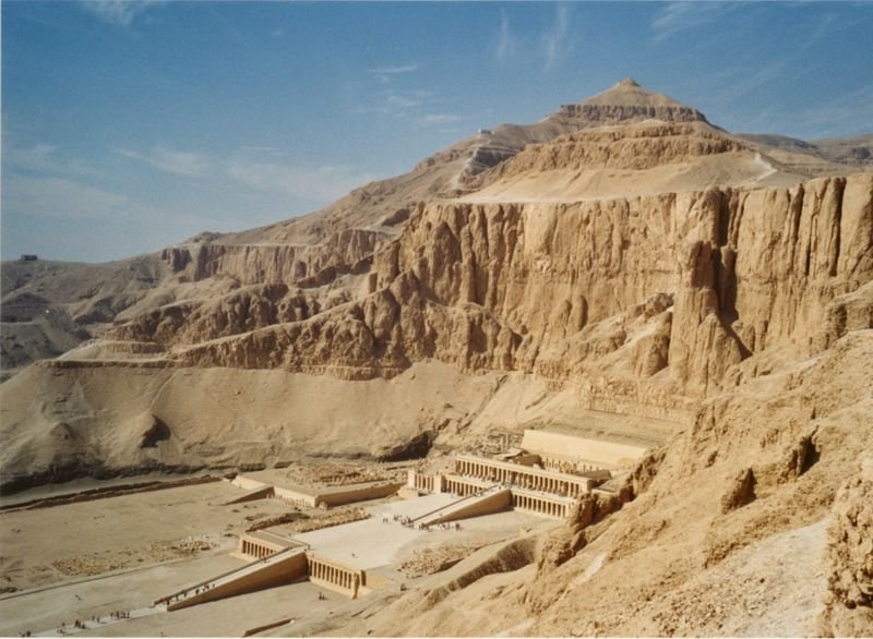 800px-tempel_der_hatschepsut_deir_el-bahari