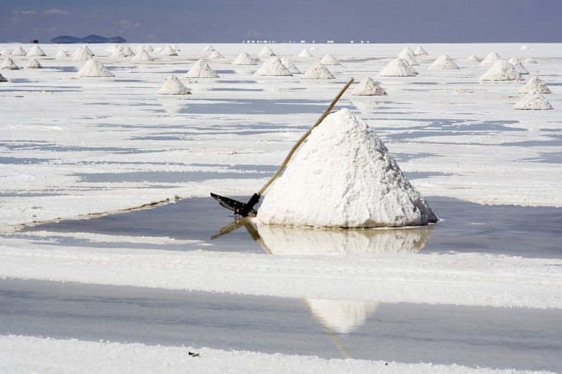 800px-SALT_Salar_de_Uyuni_Bolivia_Luca_Galuzzi_2006