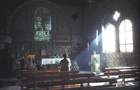rezando-en-la-capilla