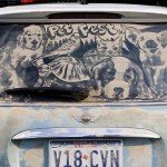 Dibujos artísticos en cristales sucios de automóviles.  
