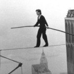 Philippe Petit, el hombre que atravesó las torres gemelas sobre un cable.